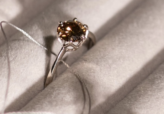 A gold ring with a champagne-coloured / cognac-coloured moissanite