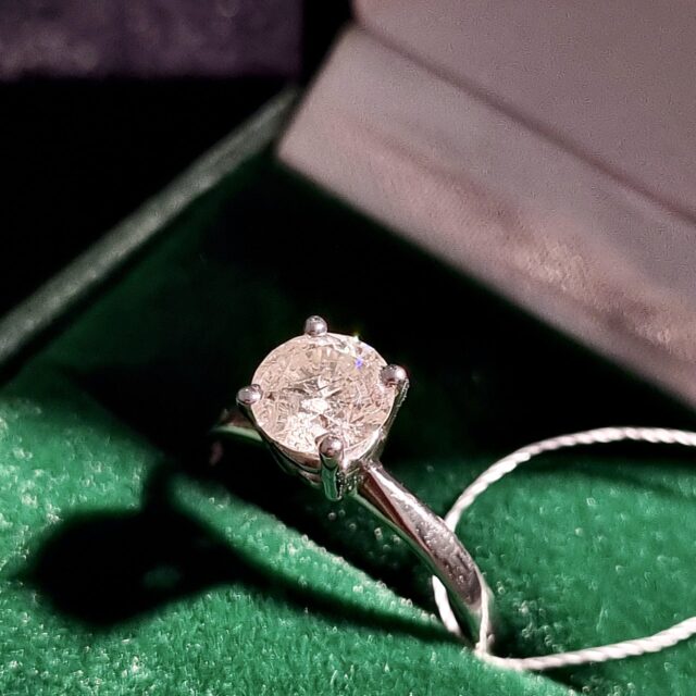 A classic-style ring with a 1.02 ct diamond