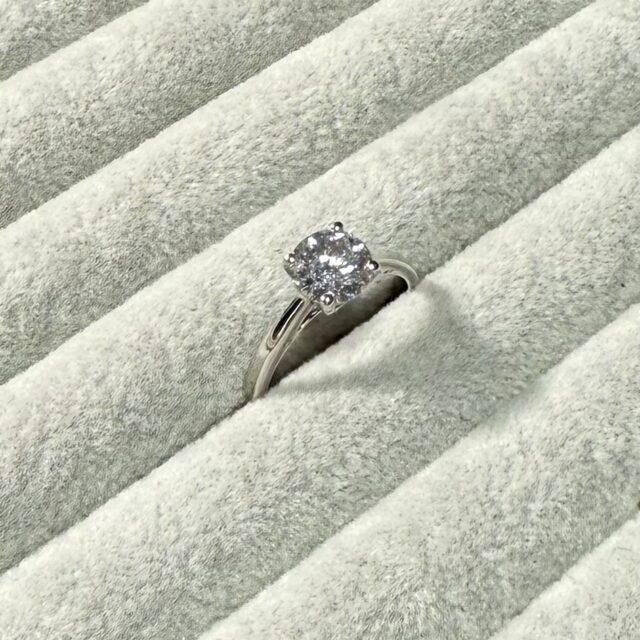 Auksinis žiedas su 1,5ct deimantu