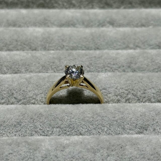 A gold ring with a 1ct diamond