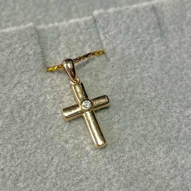 Gold pendant with a diamond