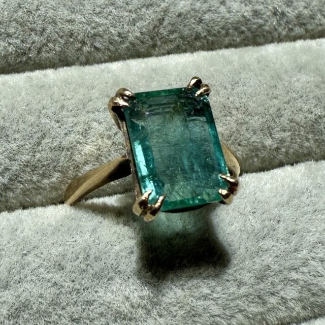 Vintage gold ring with an emerald ~2.65 ct