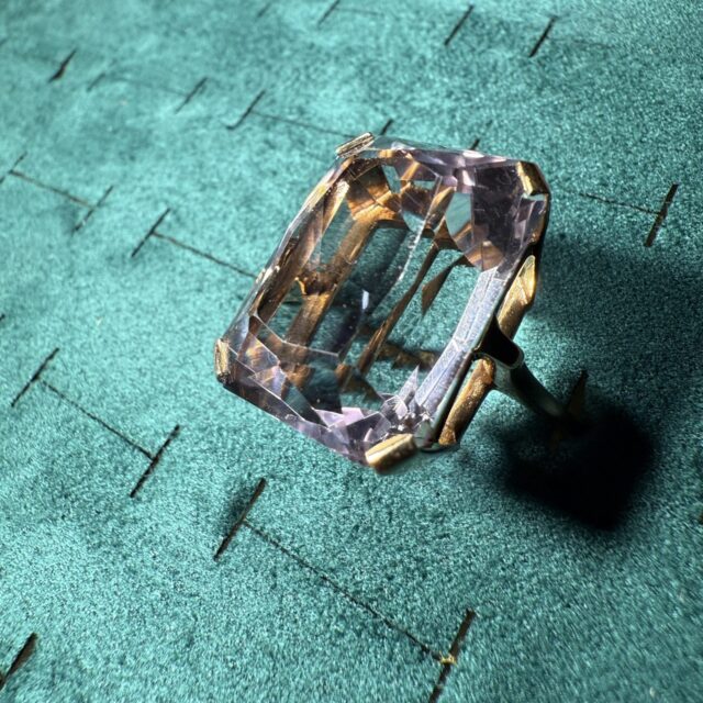 Auksinis vintažinis žiedas su ~33,63ct ametistu