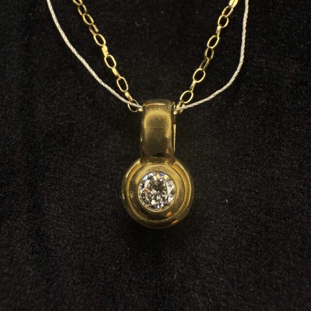 Gold pendant with a 0.40 ct diamond